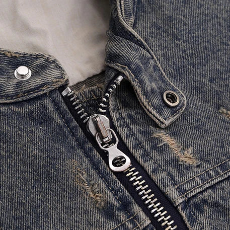 DIE STREETWEAR-JACKE AUS DISTRESSED-DENIM MIT REISSVERSCHLUSS