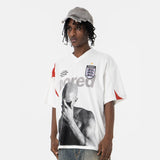DAS PATCHWORK-STREETWEAR-T-SHIRT MIT V-AUSSCHNITT