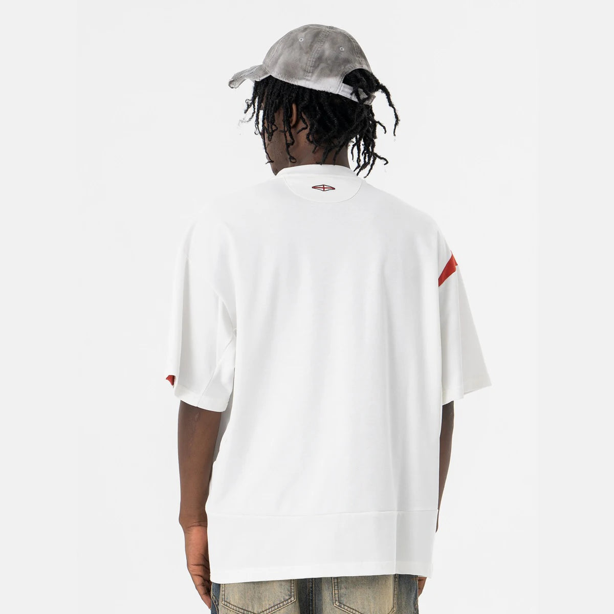 DAS PATCHWORK-STREETWEAR-T-SHIRT MIT V-AUSSCHNITT