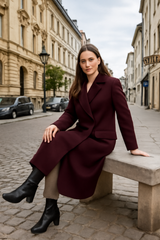 DER BURGUNDERROTE WOLLMANTEL LYSANDRA